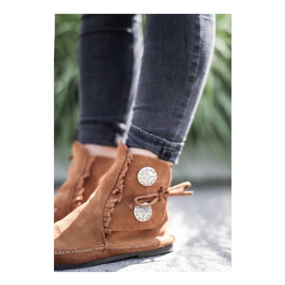 FREE PEOPLE x Minnetonka 2 Button Concho Moccasins - Picture 5 of 10